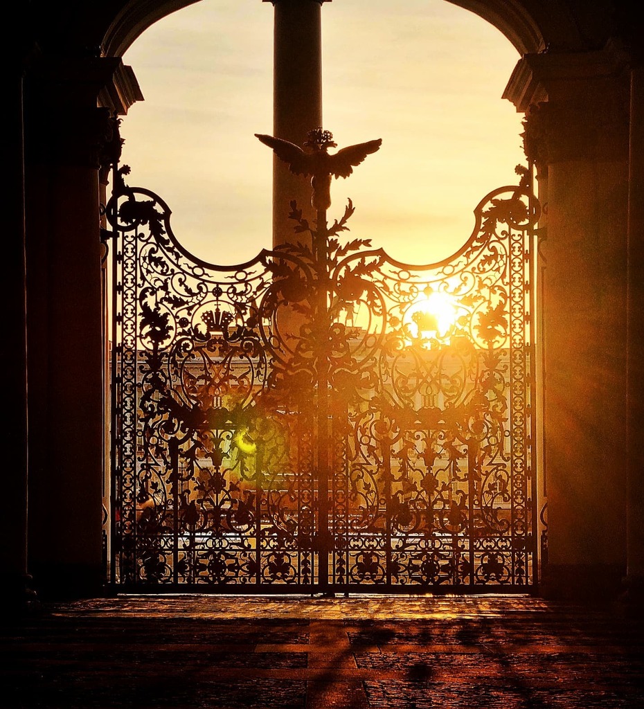 Hermitage today.
Gala entrance.

#toursinstpetersburg #stpetersburgguidedtours #stpetersburgguide #travelwithus #visitstpetersburg #hermitagemuseum