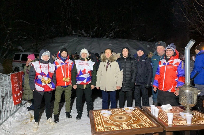 18-19 января в #Дубна были организованы места для Крещенских купаний:на озере в Парке семейного отдыха и на реке Дубне у храма в Ратмино. Дубненские молодогвардейцы помогали с дежурством в местах для купания и пунктах выдачи бесплатного горячего чая.#МГЕРДубна #ЕР50 #Подмосковье
