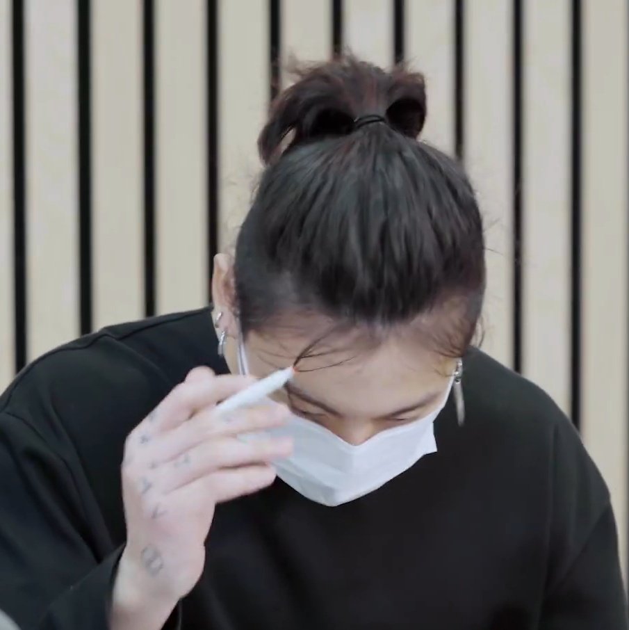 stopkookminpls's tweet photo. black haired                     black haired
ponytail jungkook           ponytail jimin https://t.co/6f25xrPdts