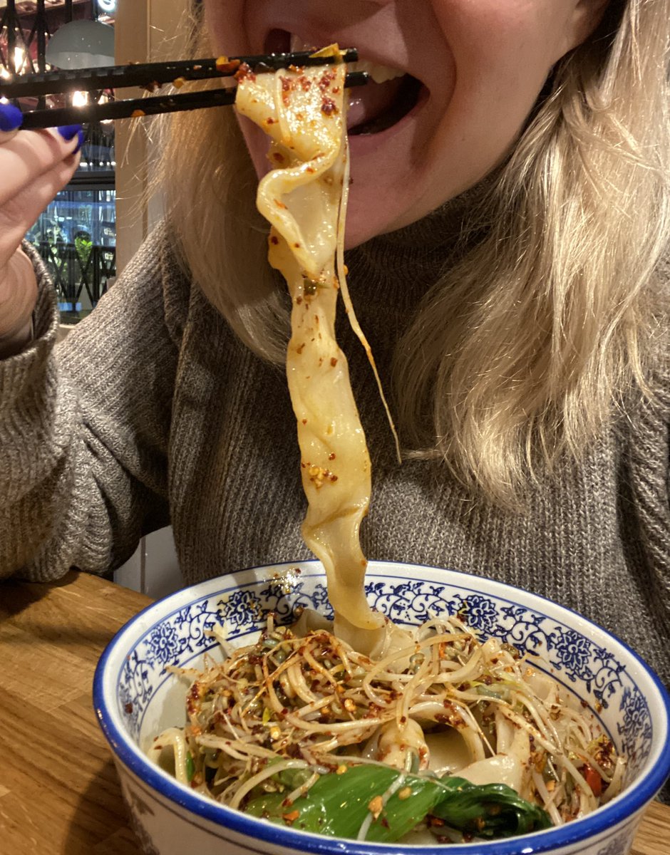 HeippaJohanna's tweet photo. Nyt sitä saa myös Helsingistä! Nimittäin syntisen hyvää biang biang nuudelia! 🤩 Biang-ravintola Helsingin City Käytävällä tarjoaa autenttisen makuelämyksen. 🍜🥢#nuudelit #biangbiang #kiinalainenkeittiö #herkkua https://t.co/frzNT6YJNB
