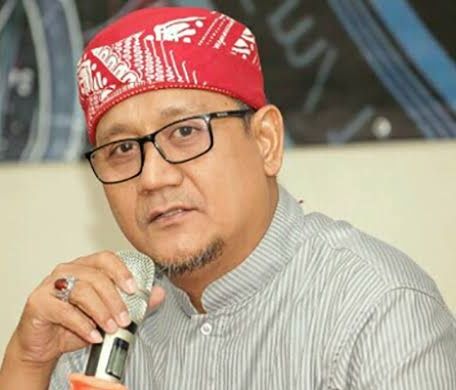 Sekian lama aparat tak mampu bungkam mulutnya,akhirnya kepleset juga begundal ini,kalau hukum negara tak mampu,pakai hukum adat aja