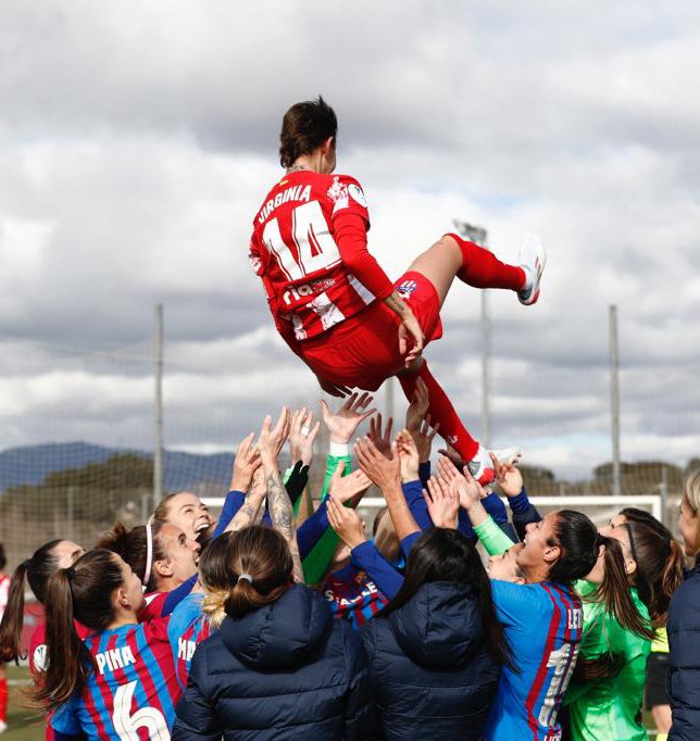 Hoy, las jugadoras del Barça de fútbol femenino han manteado a Virginia Torrecilla del Atlético de Madrid tras recuperarse de un tumor cerebral. Esta es la imagen que debería abrir todas las portadas deportivas.