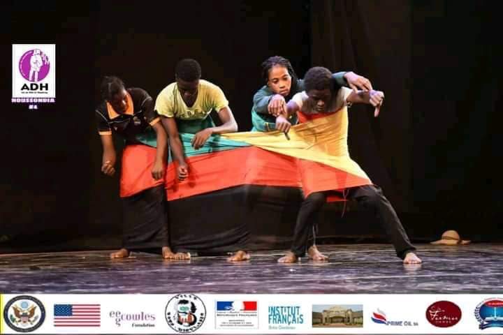 unis_diversite's tweet photo. Famu DANSE| Les danseurs malentendants interprètent la pièce Dana Amassagou au festival Nounssondia à Bobo Dioulasso sous la direction du chorégraphe Alou Cissé Zol https://t.co/xJgzRzXghW