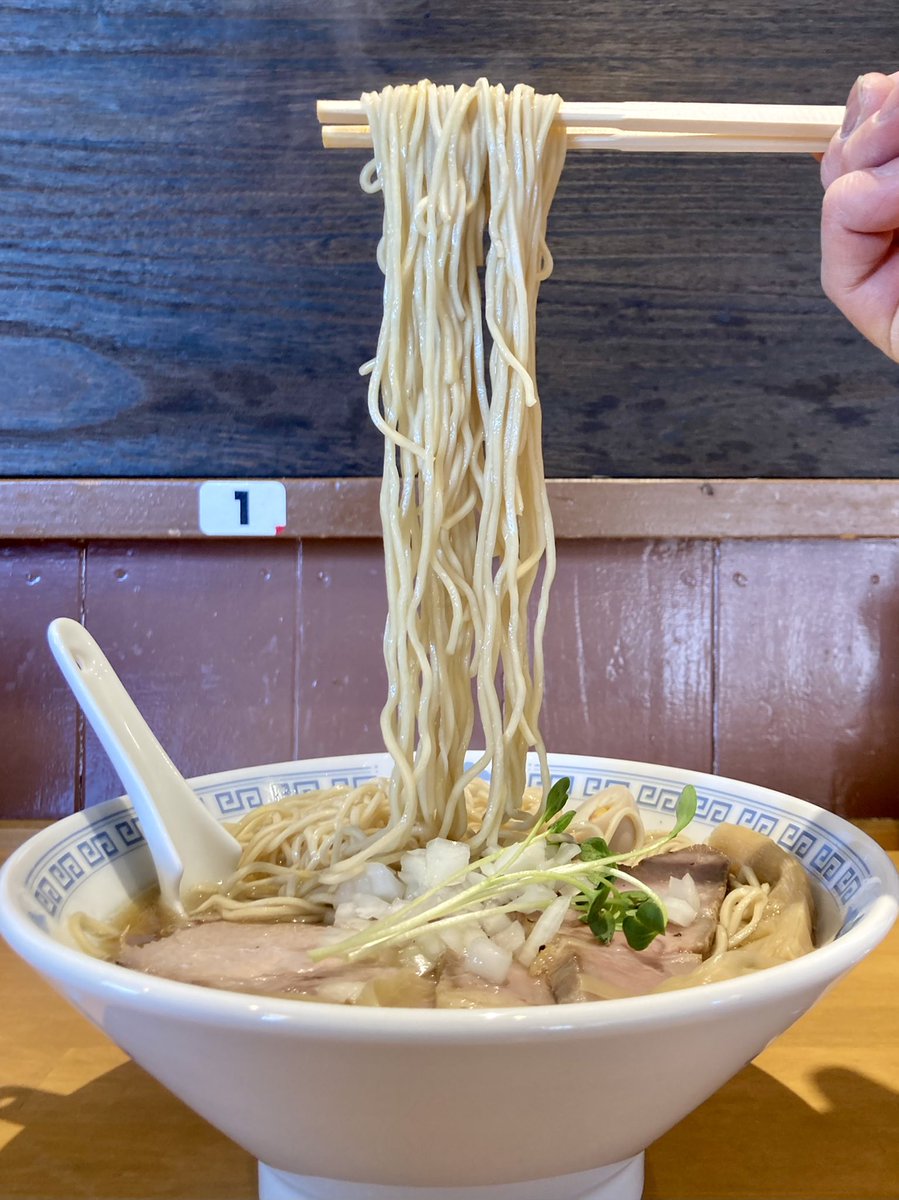 kamujinn's tweet photo. ��シタチ夜営業のお店が、市街地の喧騒を離れ宮崎市池内町へ昼営業の店として移転して2年を過ぎ、宮崎の中華そばブームを牽引する大人気店に！
#宮崎ラーメン
#ちどり食堂
#追い煮干しそば大盛にローストポークと半熟煮玉子
#マニアが集う人気の店
#2022年14杯目
#カムジンラーメンアドベンチャー宮崎 https://t.co/rlozIKiits