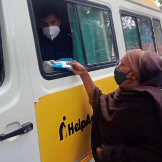 Helpageindia's tweet photo. Thr Mobile Healthcare Units (MHU) are working day &amp; night to provide the underprivileged in our community with all essentials to fight the #omnicron wave. #leavenoonebehind #indiafightscorona #coronawarriors #unite2fightcorona #coronaindia #covid_19 #eldercare #actkind #Help https://t.co/geeW4Lxp3Q