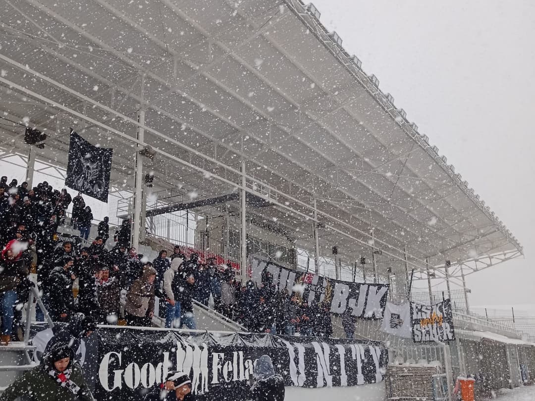 KOUBJK1903's tweet photo. KAR DEĞİL KASIRGALAR, FIRTINALAR KOPSA DA!
Gebze'de, maçın iptal edilmesine rağmen, kadın futbol takımımızı yalnız bırakmadık.
#DEATHBRIGADE
#NoPyroNoParty https://t.co/AYBGSFptvX