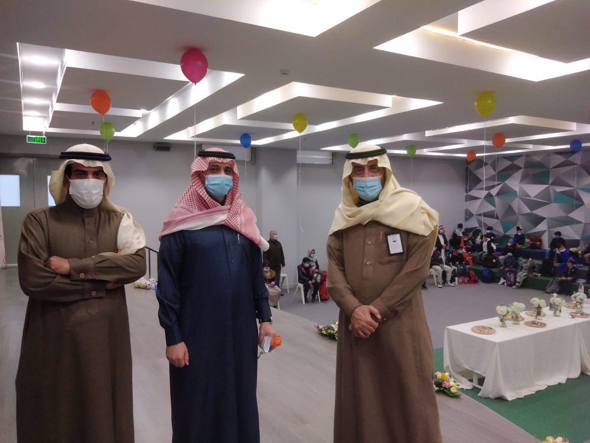 AssumouSchools's tweet photo. قام مدير التعليم الأهلي ب #وزارة_التعليم د. يحيى العسيري بزيارة #مدارس_السمو لمتابعة بداية الدراسة الحضورية للمرحلة الابتدائية. 
وأبدأ ارتياحه لماشاهده من تهيئة واستعداد وشكر القائمين على جهودهم المميزة.
#العودة_الحضورية #عودة_الدراسة_حضوريًا #عودتكم_حياة https://t.co/lEM9Cx3Sc1