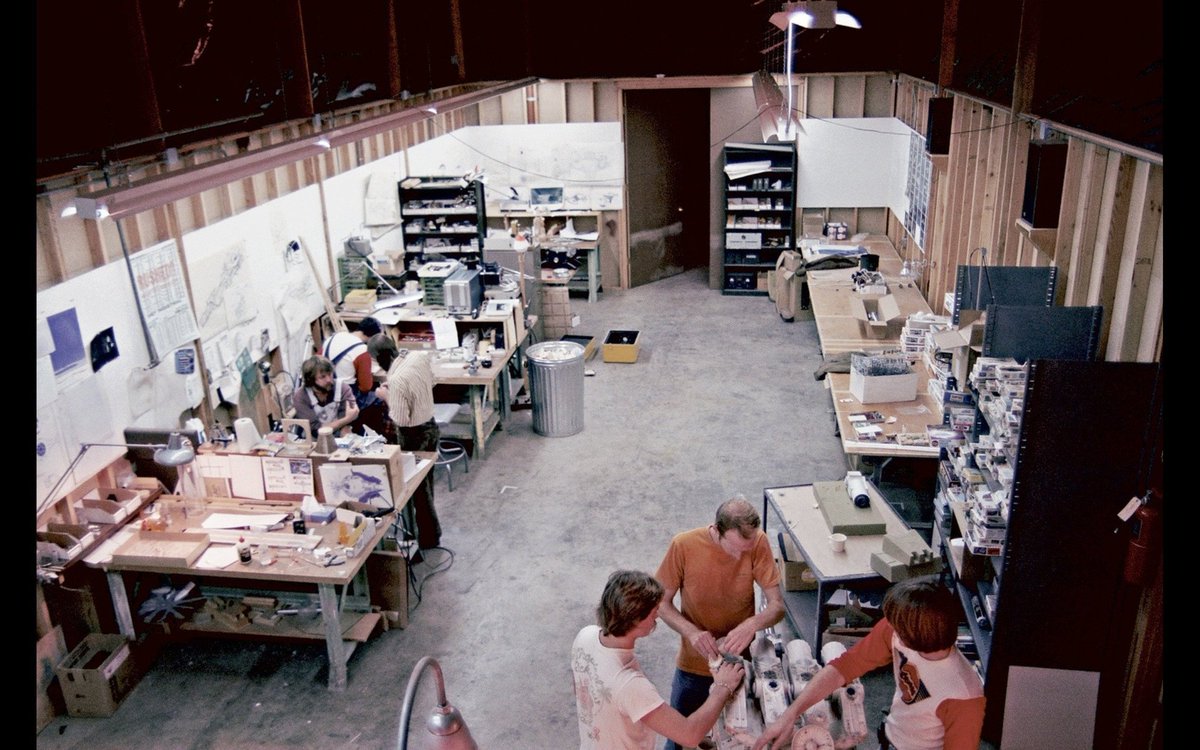 TheSpaceshipper's tweet image. Model shops

↖️Star Wars (ILM, 1977)
↗️Alien (Bray studios, 1979)
↙️Starship Troopers (Thunderstone, 1997)
↘️Moon (2009)