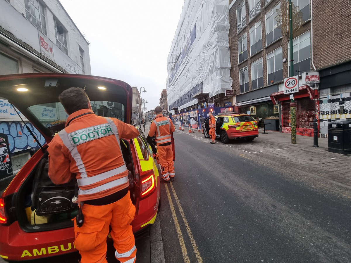 EMDoc_AB's tweet image. There are days where you handover to each other on the roadside #PassTheBaton #Medic2 #Medic1 @LDNairamb