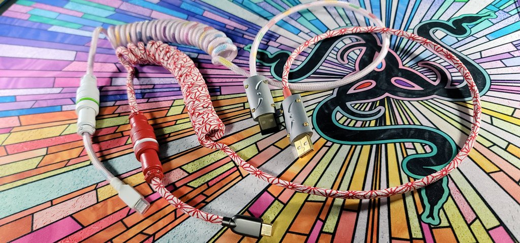 micafish0805's tweet photo. 部品を @ExmeCables さんで購入して久しぶりにUSBケーブル作りました!
パターンを変えて試してみましたが麻の葉柄の方は少し耐久性が心配です…
次は桜柄とかやりたいですね!
#artisancables #自作USBケーブル https://t.co/HePbvebmrf