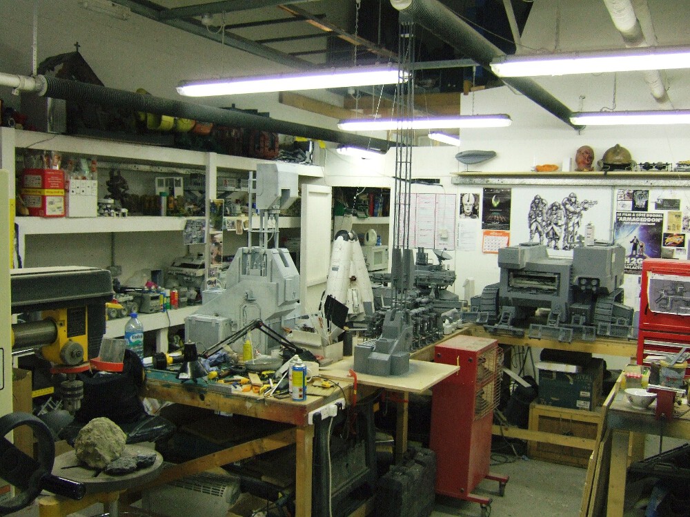 TheSpaceshipper's tweet image. Model shops

↖️Star Wars (ILM, 1977)
↗️Alien (Bray studios, 1979)
↙️Starship Troopers (Thunderstone, 1997)
↘️Moon (2009)