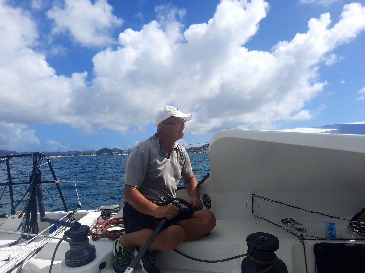 1/2 - Le départ a été donné hier vers 10h après un dernier café à terre. Le 148 est passé par le sud de l’île pour la contourner, puis direction NE (cap 20° environ) à la rencontre d'une dépression qui se situe en Floride et se déplace vers l'Europe.