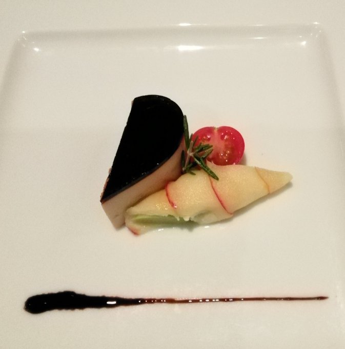 まだデザートがあるがお腹いっぱい(画像は金目鯛とパンが抜けている)。コース料理って一皿は大したことないのに終わればもう食えない状態にうまく持ってくるな。まん防無ければアルコールがつけられたんだけどね～。 