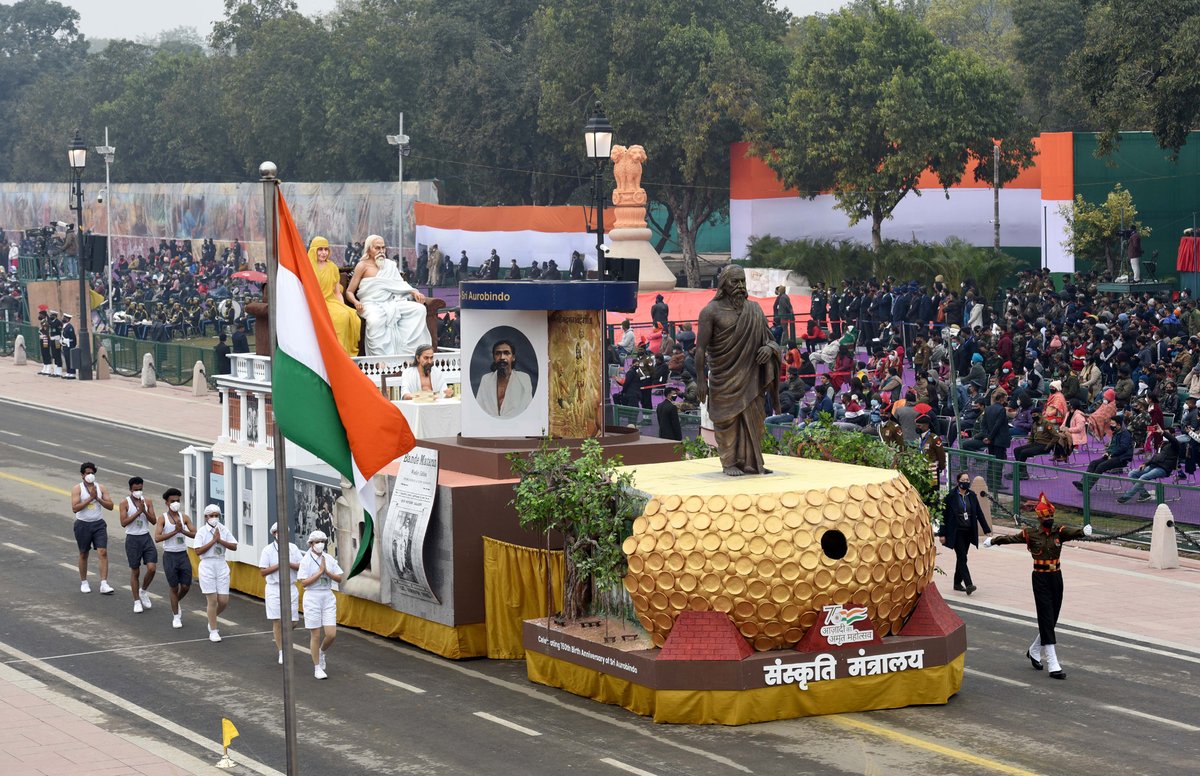 PIB_India's tweet photo. Tableaus of @MoCA_GoI, @TexMinIndia, @IndiaPostOffice, and @MinOfCultureGoI passing through the Rajpath during the full dress rehearsal for the #RepublicDay Parade-2022 

#RepublicDay2022 https://t.co/cFA8Bns8hl