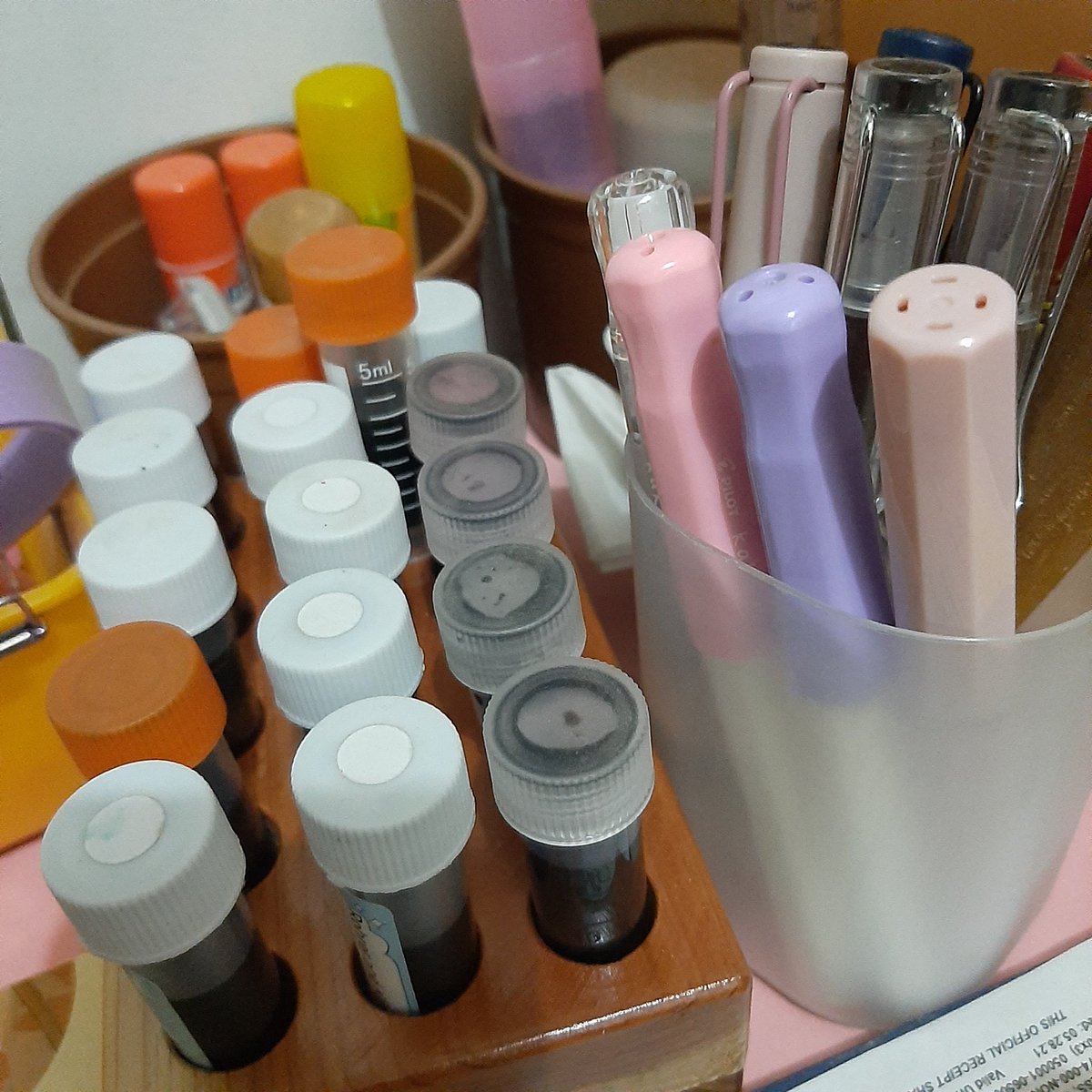angellimonique's tweet photo. new hobby/obsession 🤣 fountain pens and inks ✒💖 soon Lamy/Kaweco 💸, sa ngayon Kakuno, Platinum at Shopee (China) muna haha https://t.co/6jLd4jv6B5