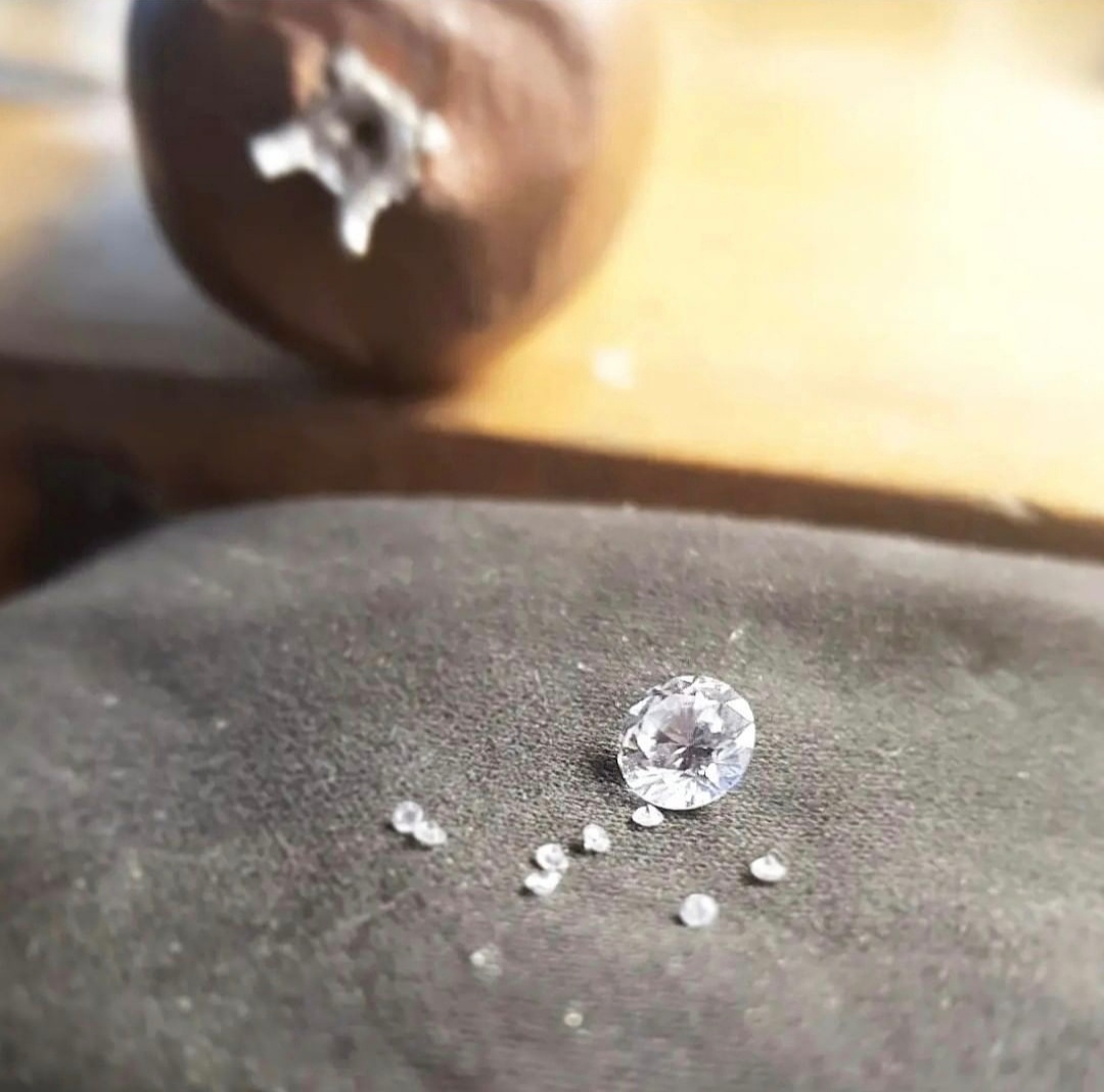 atelorbijoux's tweet photo. l'Oxyde de Zirconium 💎est fait artificiellement et est devenu aujourd'hui une pierre de référence pour la réalisation de bijoux, de par sa ressemblance avec le diamant.
C'est en effet une pierre qui imite le diamant mais vendue à un prix bien plus abordable
#bijoux #art #atelor https://t.co/CIas3cwic9