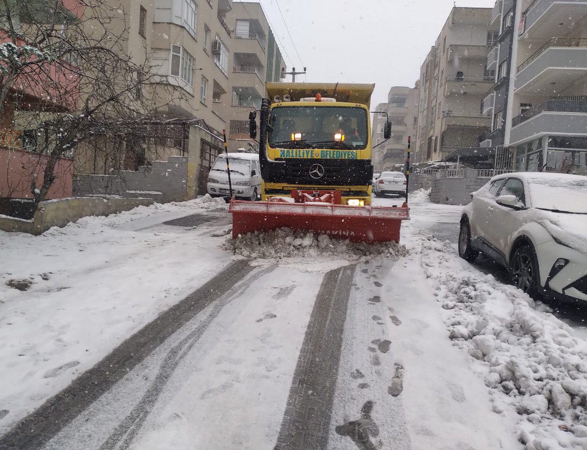 mcanpolatnet's tweet photo. Etkisini arttıran kar yağışıyla birlikte ekiplerimizin tuzlama ve kar küreme çalışmaları ilçemiz genelinde devam ediyor. 

#Kar https://t.co/EaH7Rjlne0