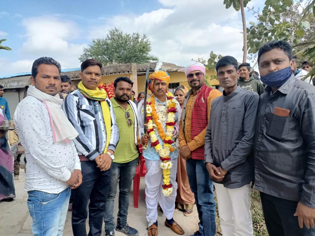 जोहार जिंदाबाद
जय भील प्रदेश जय भील वंशज
हमारे बड़े भाई साहब मांगू दादा निनामा एवं भाभी जी को शादी की ढेर सारी शुभकामनाएं बहुत-बहुत बधाई हो समस्त आदिवासी भील परिवार की ओर से विक्रम सोलंकी भील बदनावर जिला धार मध्य प्रदेश 9993148152