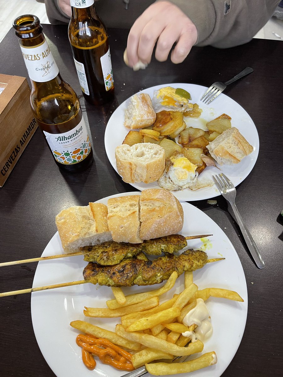 Taroa1's tweet photo. Que con una cerveza te pongan estas tapas y gratis!! Solo puede ser en Granada 🥰🥰🥰 https://t.co/mQebIGnkLm