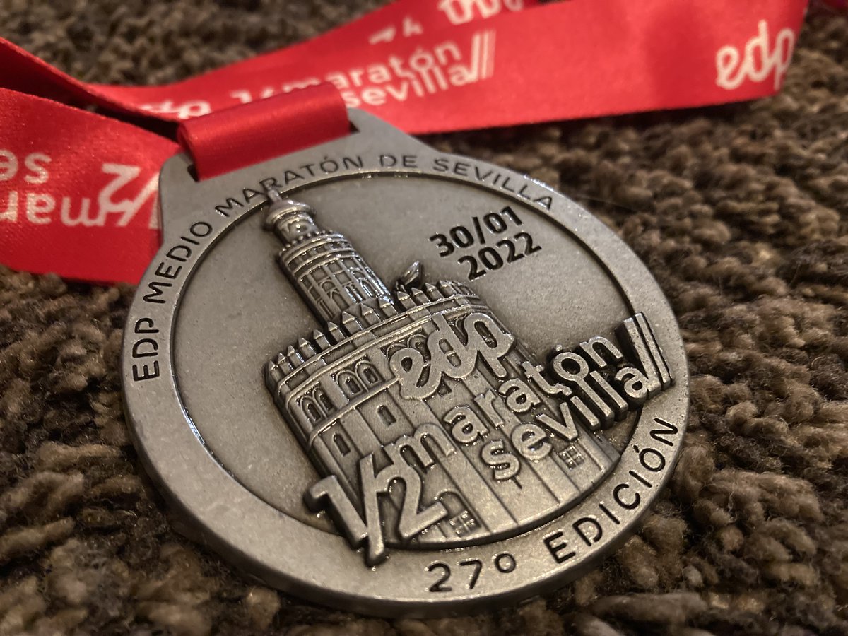 mediodesevilla's tweet photo. Si cuando uno de nuestros voluntarios te cuelgue la medalla de finisher del #EDPMedioSevilla22 el domingo que viene no se te cae una lagrimilla, ya no sabemos qué más tenemos que hacer para emocionarte... No es una medalla más... Es... LA MEDALLA 🏅 https://t.co/rmrN0m74Xg