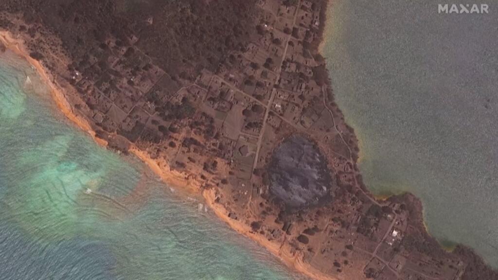 3CatInfoelTemps's tweet photo. Imatges de satèl·lit d'alta resolució de les illes de #Mango i #Nomuka abans i després de l'erupció del volcà Hunga Tonga-Hunga Ha'apai ▶ https://t.co/Yrznbwtf8K 📷Maxar Technologies #ElTempsTV3 https://t.co/oaef4m5usz