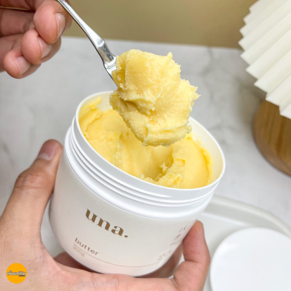 eatthump's tweet image. ตอนแรกนึกว่าครีมทาหน้า กระปุกอย่างเหมือน แต่มันคือ เนยโฮมเมด
เห็นเขาฮิตมาก เอามาหนมปังแล้วเอาเข้าหม้ออบลมร้อน จะได้เนยกรอบๆ หนึบๆ อร่อยแบบแสงออกปาก
พิกัด : ig : una.butter