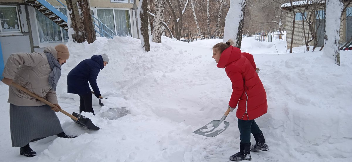 Территорию от снега расчистили!