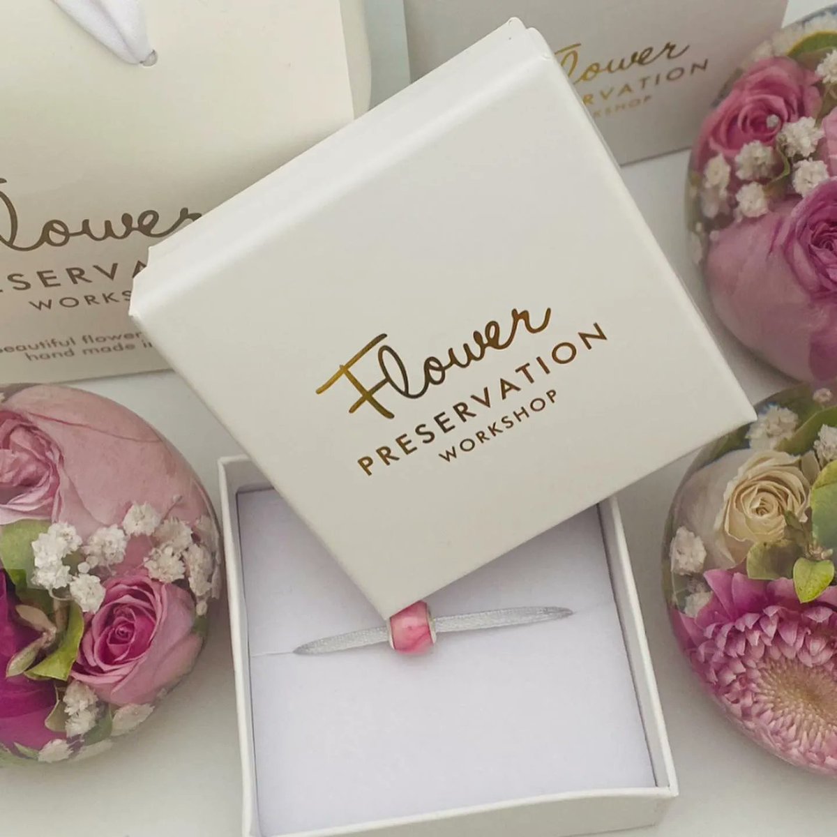 PanachePack's tweet image. The perfect universal gift box for @flowerpreservationworkshop
From our sleek collection, a white box with gold logo to match their exotic bags. 
sales@panachepackaging.com
.
.
.
#customprinting #giftboxes #jewelleryboxes #paperpackaging #giftinspiration