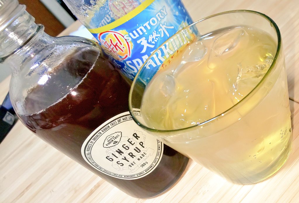 nanatsum's tweet photo. 久し振りに外出してちょっと買い物してきた。マルイの期間限定ショップでジンジャーシロップの試飲して あまりの美味しさに家族全員一致で購入決定！帰宅してさっそく夫はミルクティーに入れて私はレモンフレーバーの無糖炭酸水で割って飲みました。ちょっとお値段お高いけど買って良かった。(´ω｀*) https://t.co/whmcq0ptSx