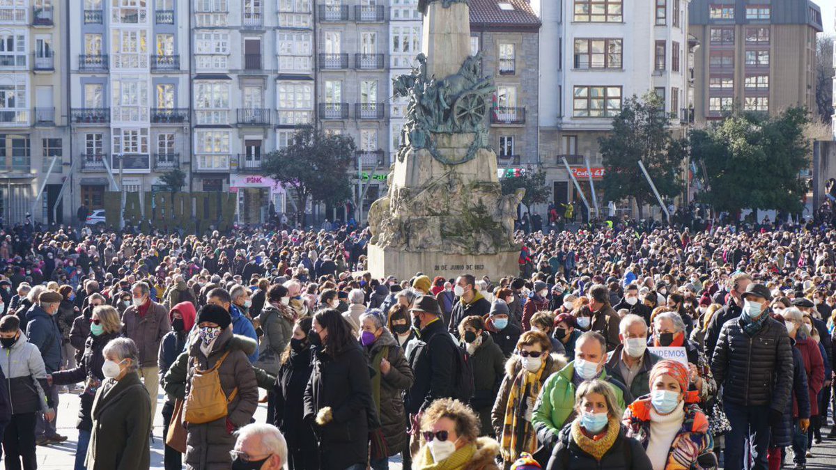 Hordago_ElSalto's tweet photo. ‼️Miles de personas se han manifestado hoy en #Bilbao, #Donostia y #Gasteiz en defensa de #Osakidetza y la #SaludPrimaria. 

‼️ Deialdia luzatu duten sindikatuek inflexio-puntutzat eta mobilizazio historikotzat jo dute. #OsasunPublikoa https://t.co/jMkVytNKZR