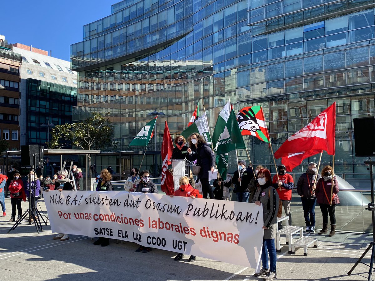 Hordago_ElSalto's tweet photo. ‼️Miles de personas se han manifestado hoy en #Bilbao, #Donostia y #Gasteiz en defensa de #Osakidetza y la #SaludPrimaria. 

‼️ Deialdia luzatu duten sindikatuek inflexio-puntutzat eta mobilizazio historikotzat jo dute. #OsasunPublikoa https://t.co/jMkVytNKZR