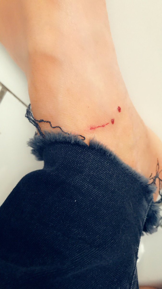 Barks79K's tweet photo. When he stands on your foot and does this … #catmumproblems 😼 https://t.co/P96eUg4DRo
