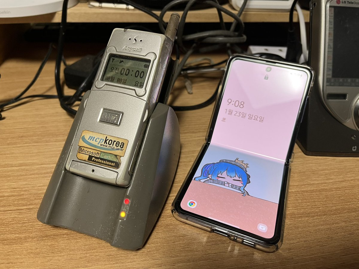 apricot_cn7n's tweet photo. 23년이 지나도 켜지는 핸드폰 vs 겨울만 되면 화면이 깨지는 핸드폰 https://t.co/TqQekZ3eXa