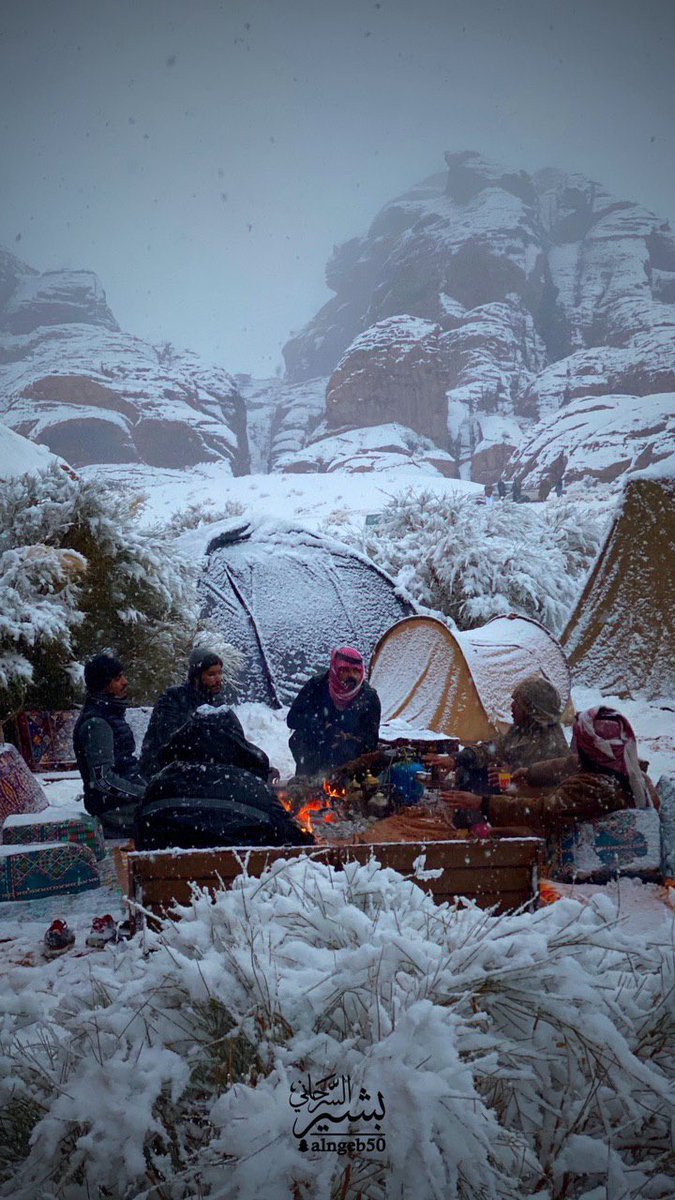 أسعد الله مسائكم  صور من توثيقي ل ثلاث سنوات متتاليه لتساقط #الثلوج من ١٤٤١هـ إلى ١٤٤٣هـ صورتين شمال غرب تبوك وصورة جنوب تبوك
#ثلوج_تبوك 
#تبوك