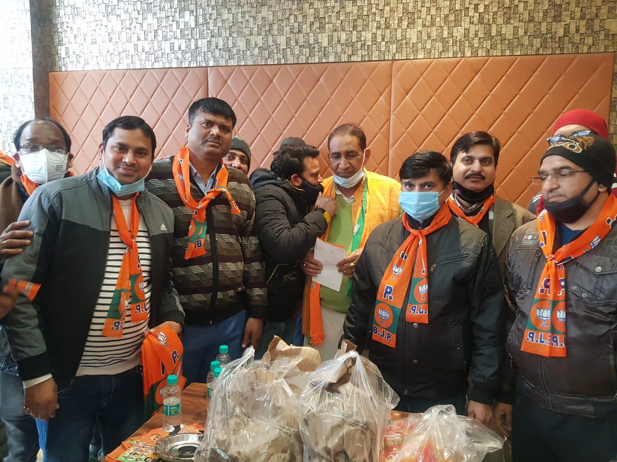 BJP4PSG2's tweet photo. आज माननीय विधायक श्री तेजपाल नागर जी का पंचशील ग्रीन्स 2 में स्वागत किया, श्री रवि भदौरिया जी के नेतृत्व में पंचशील भाजपा टीम अधिक से अधिक वोटिंग के लिए प्रतिबद्ध है सफल कार्यक्रम के लिए सभी कार्यकर्ताओ का धन्यवाद 
@ravibhadoria 
@tejpalnagarMLA 
@BJP4Bisrakh 
@VijayBhatiBJP https://t.co/xVhDPcbRTj