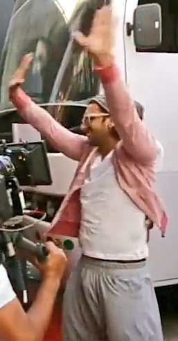 ranveercirkus's tweet photo. #DOTHEREX BTS (Behind the scenes ) #RanveerSingh https://t.co/4ErN4ceg47
