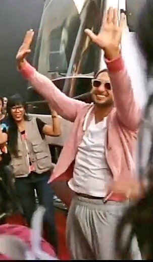 ranveercirkus's tweet photo. #DOTHEREX BTS (Behind the scenes ) #RanveerSingh https://t.co/4ErN4ceg47