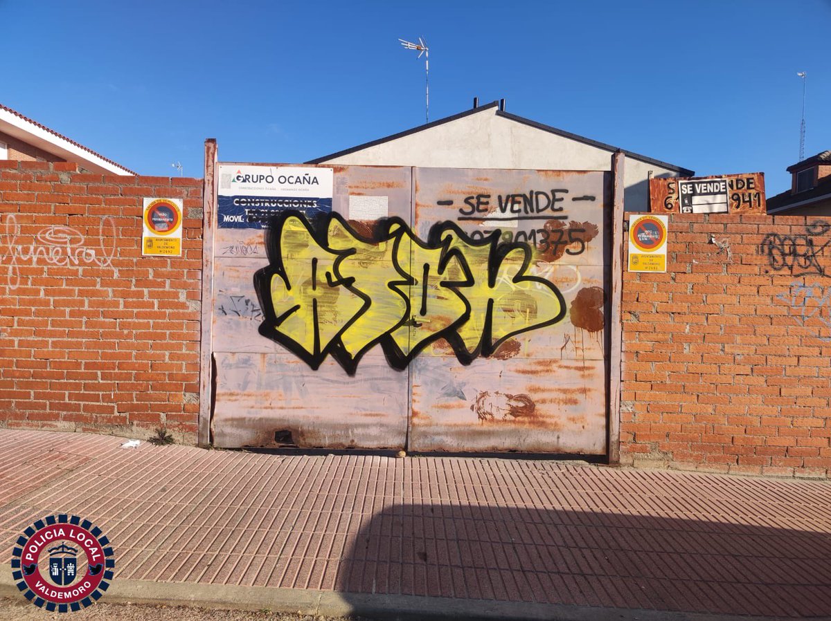 policiavaldmoro's tweet photo. 🚨 Pintadas
📆 #SábadoTarde
📍 #Espinillo
Gracias a la llamada de un vecino informando de jóvenes realizando pintadas en vía pública ➡️ finalmente logramos localizarlos.

📝 Procedemos a la denuncia de 2 de ellos + 1 denuncia por consumo de alcohol en vía pública.
#Valdemoro https://t.co/IpFlMov0bH