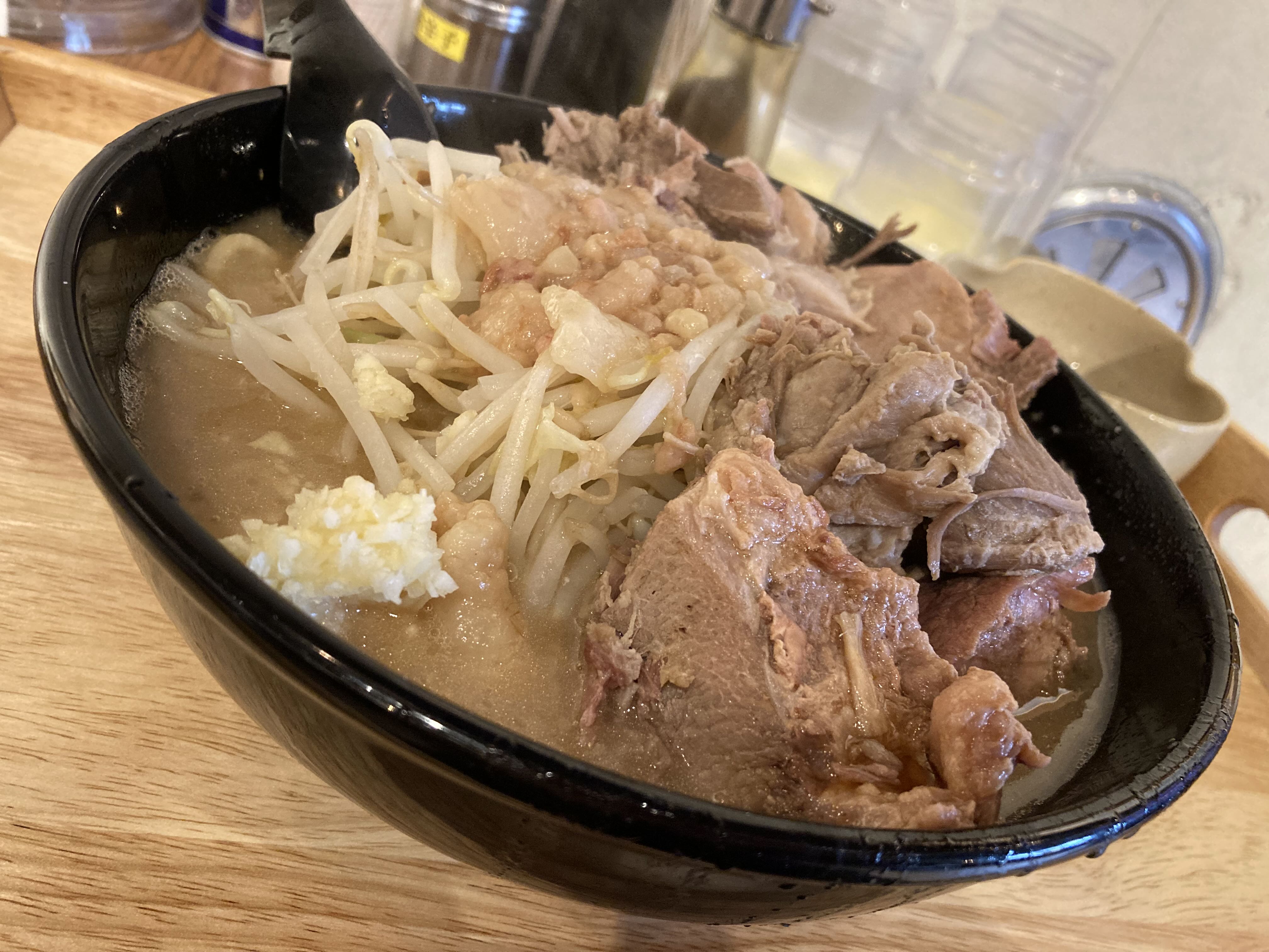 味玉百円 ラーメン豚嵐 蓮根にて 豚嵐ラーメン800円 麺半分野菜ニンニク背脂 歌舞伎新橋池袋の二郎で修行経験のある店主が昨年末に開業 デフォで豚が乗りまくるのが特徴だが ホロホロ柔らかい部位だらけで乳化スープと合わせるとまるで二郎版ビーフ