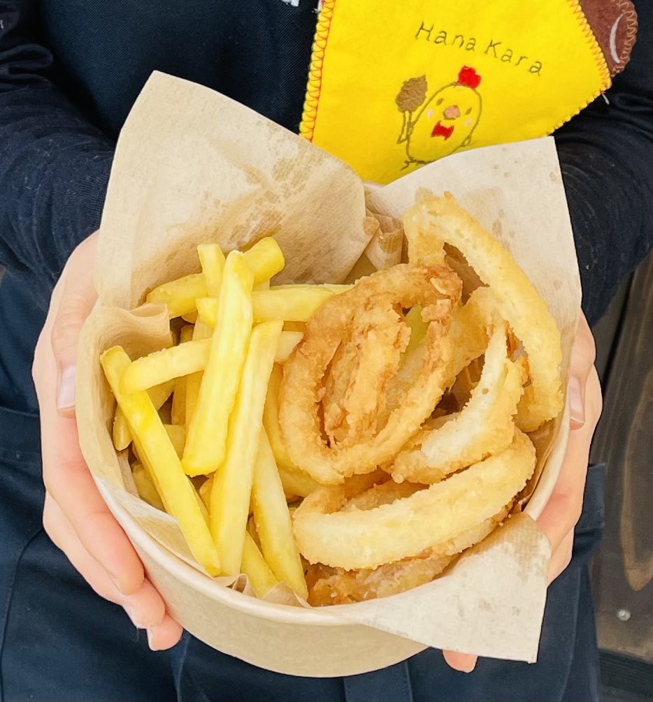 花から 花からです ポテトフライ と オニオンリングフライ のセット その名も 揚げ揚げ 玉ポテ 300円 税込 オニオンリングフライのみにも変更可能なのでお気軽にお申し付けくださいませ 花から 唐揚げ 厚木 飯山