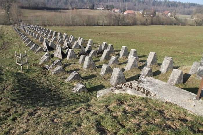 противотанковые заграждения ежи великой отечественной войны. противотанковые заграждения ежи. противотанковые ежи гориккера. противотанковые заграждения ежи. невысокий столб противотанковое препятствие.