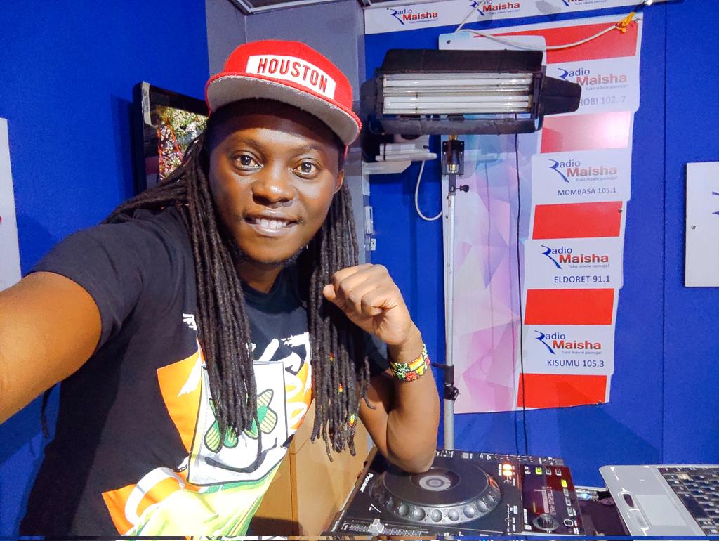 deejaypatiz's tweet photo. Masaa ni ya Reggae Splash uko wapi na unasikiza na nani tukubig up on 102.7 @radiomaisha.ke @matetongola and @deejaypatiz #reggaesplash https://t.co/RMzT1jWV72