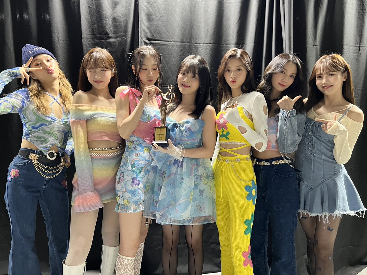 OHMYGIRL_offcl's tweet photo. [#OhTimes] 220123 서울가요대상 📸

오마이걸이 작년에 이어 올해도 서울가요대상 본상을 수상했습니다!🏆 행복한 하루를 만들어준 미라클의 응원과 사랑 진심으로 감사합니다💖

#오마이걸 #OHMYGIRL #OMG https://t.co/Kt4RBkXvXK