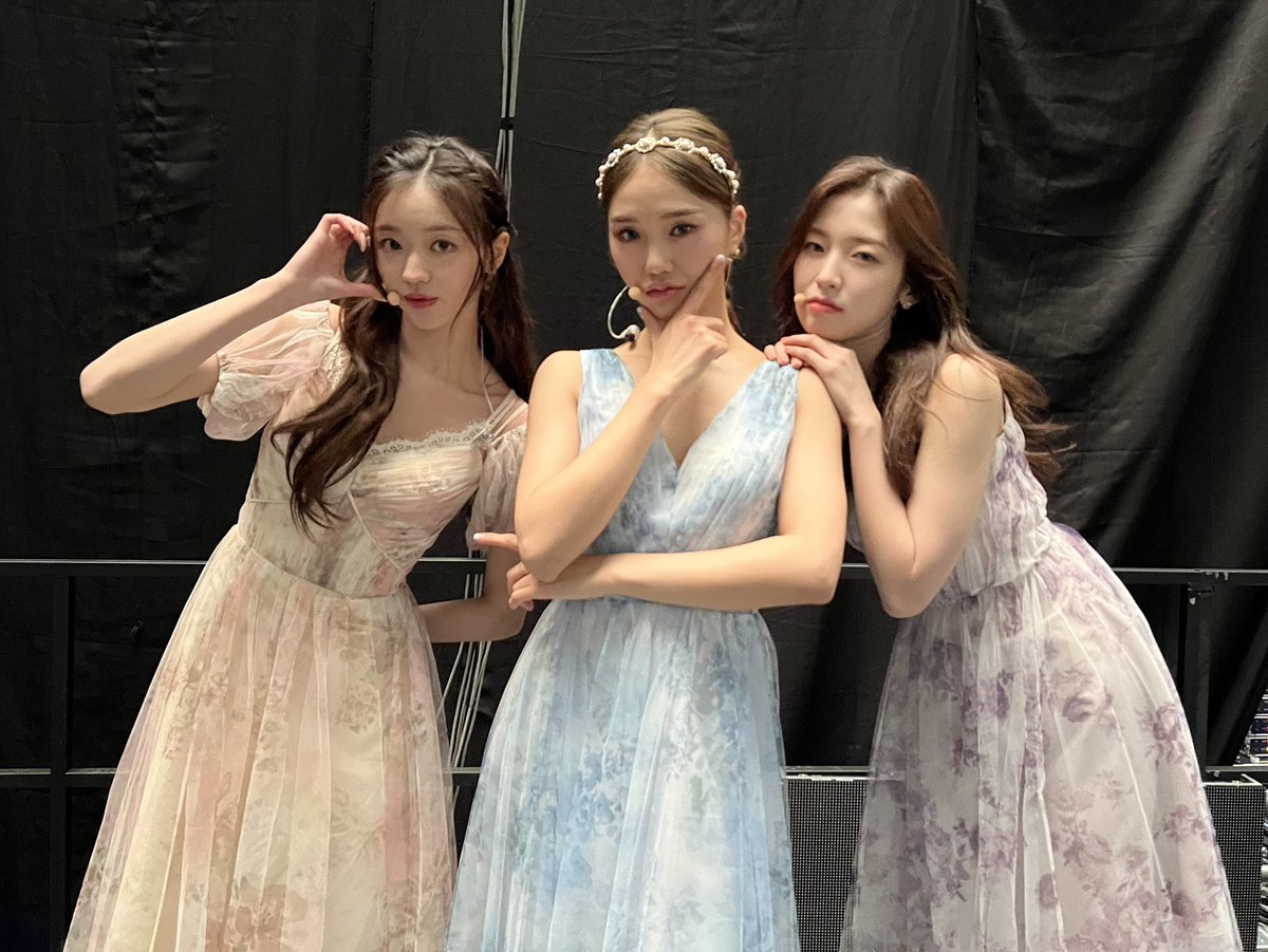 OHMYGIRL_offcl's tweet photo. 유닛으로 스페셜하게 준비한 Dear you, 다섯 번째 계절, BUNGEE 그리고 상큼발랄한 Dun Dun Dance 까지! 오늘도 눈을 뗄 수 없었던 짱마이걸의 무대💖

#오마이걸 #OHMYGIRL #OMG https://t.co/yH28eu6Sr6