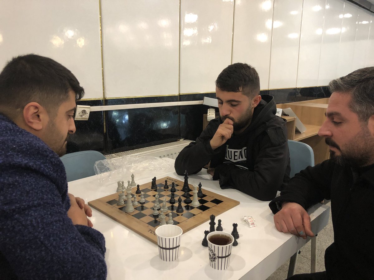 AgriTugvaUni's tweet photo. Final Haftasında en güzel nasıl kaliteli vakit geçirebiliriz  dedik? 🤔🤔
Abilerimizle 👨‍👦‍👦satranç ♟ oynayalım dedik.

İl Yönetim Kurulu üyelerimiz ile Üniversite ekibi arası satranç turnuvası düzenledik.📶

Elbette kardeşlik kazandı …🏆 ✅🎯 
Hal Saha  rövanşında sıra ⚽️😎 https://t.co/54etTjWjle