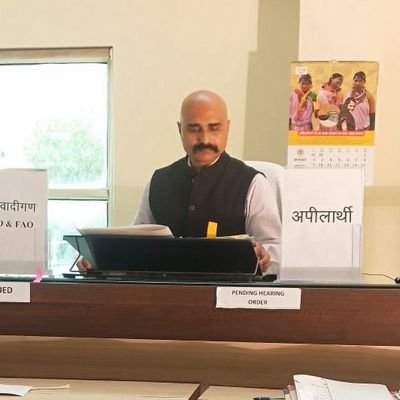 OstwalKumarp's tweet photo. अपने कर्तव्य का ईमानदारी से यदि पालन किया जाए तो कितना कुछ बदल सकता है और उससे कितना बड़ा बदलाव आ सकता है उसका एक सीधा उदाहरण है @rahulreports सूचना आयुक्त होने के अपने कर्तव्य का जो पालन इन्होंने किया है वह अद्वितीय है राहुलसिंह सर को जन्मदिन की हार्दिक बधाई शुभकामनाएं https://t.co/HVbSyyjFcD