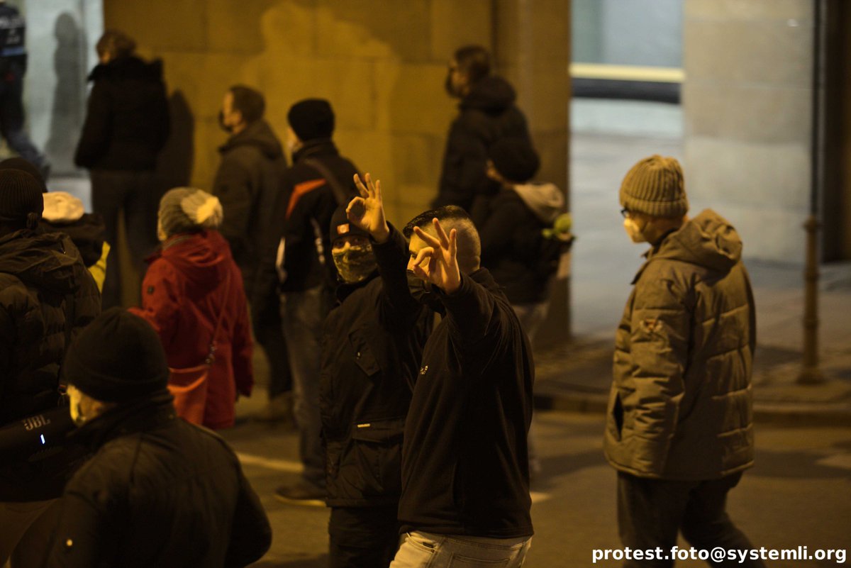 pro_foto_suedHE's tweet photo. Auch in #Frankfurt zogen gestern Coronaleugner*innen gemeinsam mit Nazis durch die Innenstadt. Einige trugen Maske, Abstände wurden kaum eingehalten. Für die Polizei kaum Grund zu handeln. Auch Gegenprotest gab es am Rande. #ffm2201
Foto-Dokumentation: https://t.co/JEkNFAi8q8 https://t.co/dueieRx0GI