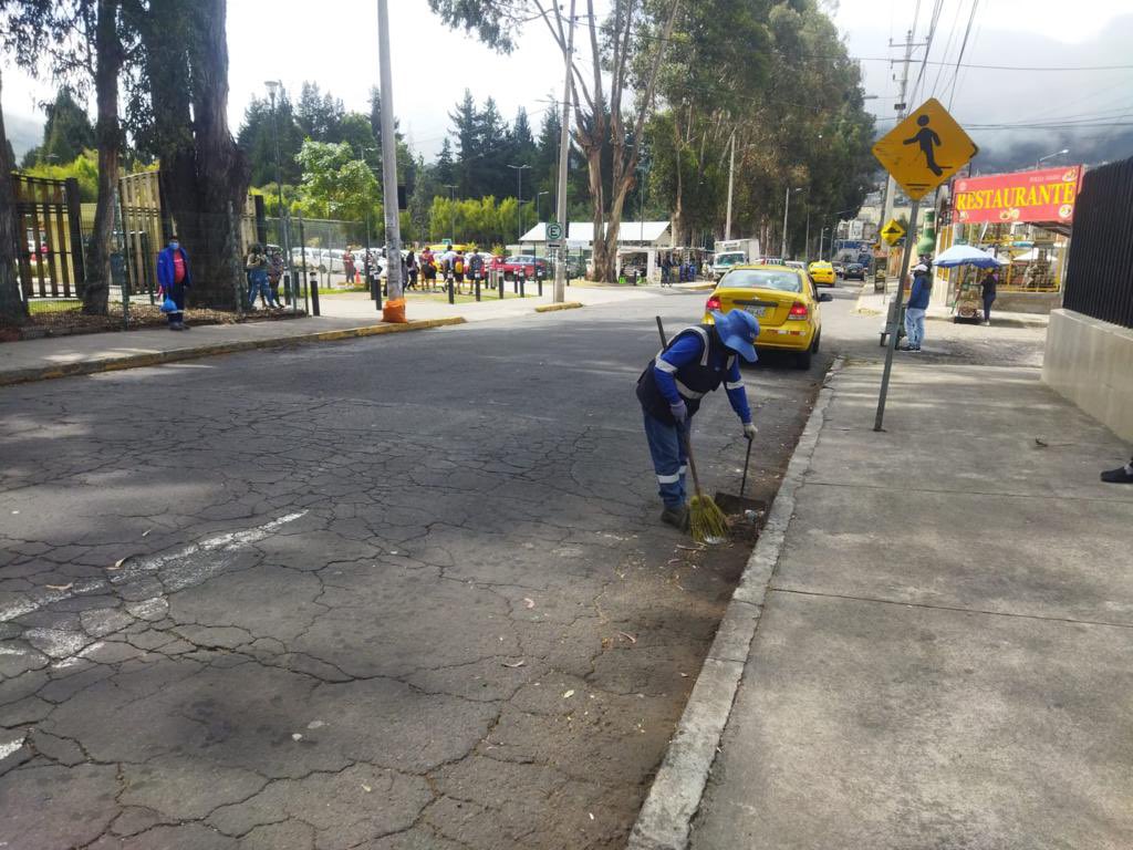 EmAseoQuito's tweet photo. ¡Con tu apoyo podremos mantener limpia la ciudad! Nuestro equipo realiza labores de barrido en todo el DMQ desde las primeras horas de la mañana, para garantizar bienestar a la comunidad. 
#PorUnQuitoDigno 💙❤️💙 https://t.co/4Hb20PISpO