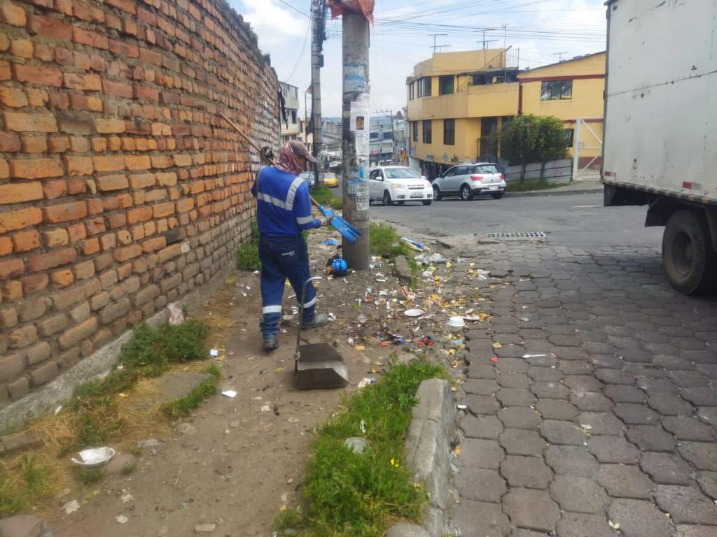 EmAseoQuito's tweet photo. ¡Con tu apoyo podremos mantener limpia la ciudad! Nuestro equipo realiza labores de barrido en todo el DMQ desde las primeras horas de la mañana, para garantizar bienestar a la comunidad. 
#PorUnQuitoDigno 💙❤️💙 https://t.co/4Hb20PISpO