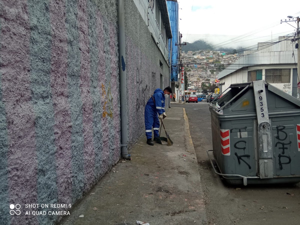 EmAseoQuito's tweet photo. ¡Con tu apoyo podremos mantener limpia la ciudad! Nuestro equipo realiza labores de barrido en todo el DMQ desde las primeras horas de la mañana, para garantizar bienestar a la comunidad. 
#PorUnQuitoDigno 💙❤️💙 https://t.co/4Hb20PISpO